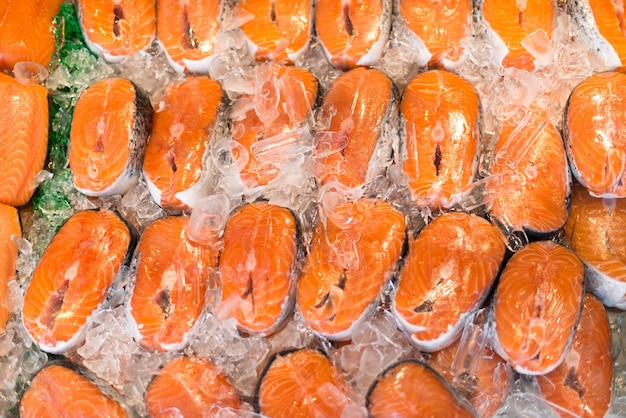 Photo gratuite saumon au marché