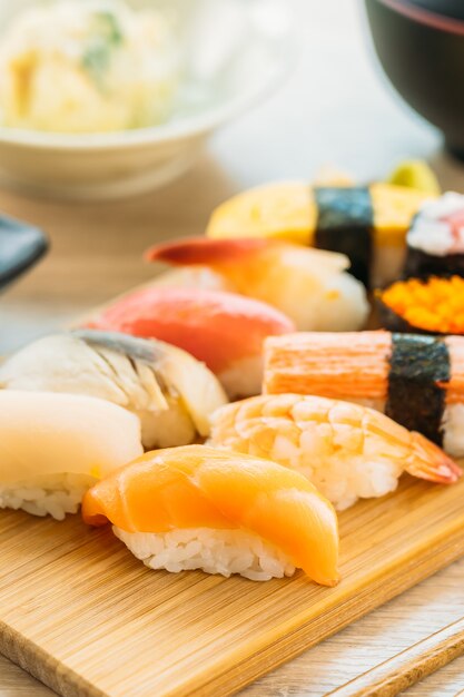 Saumon crevettes et autres sushis à la viande