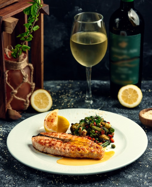 Saumon frit avec des légumes sur la table