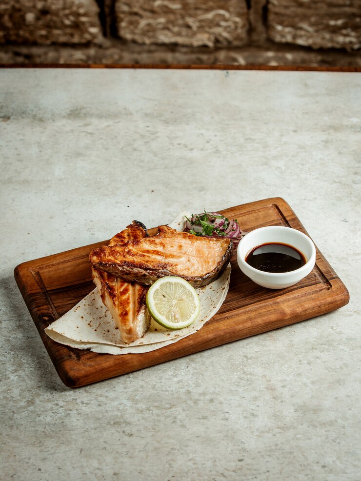 Photo gratuit saumon frit avec sauce narsharab
