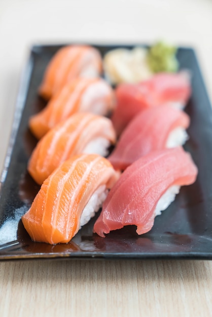 Photo gratuite saumon sushi et thon