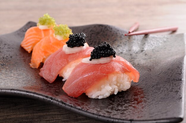 Le saumon et le thon nigiri