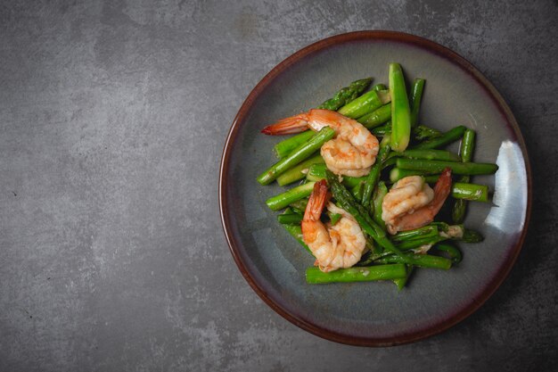 sauté d'asperges et de crevettes sur la table.