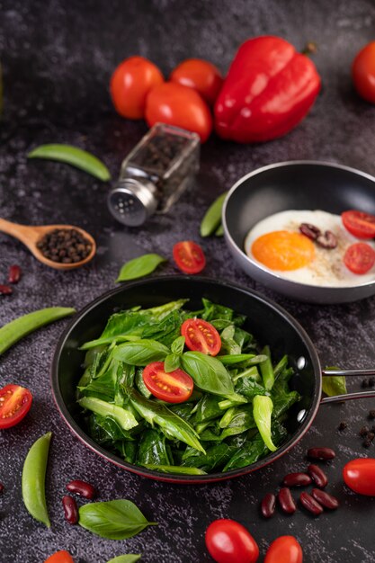 Sauté de chou frisé à la sauce aux huîtres sur une poêle.