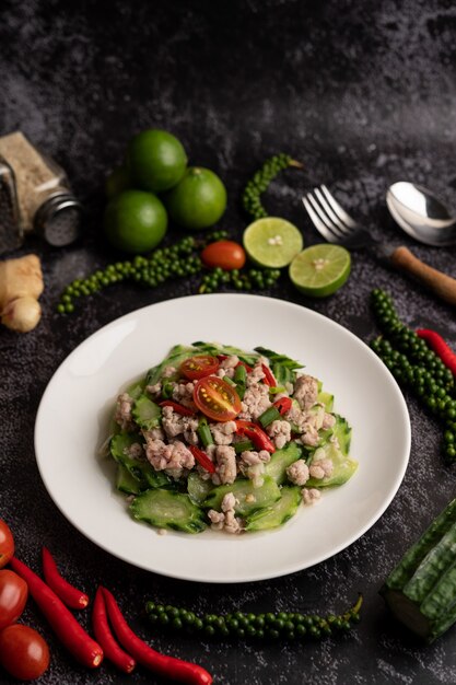 Sauté de courgettes avec du porc haché dans une assiette blanche