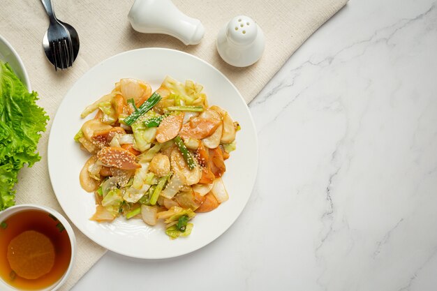 Sauté de légumes sur fond de marbre