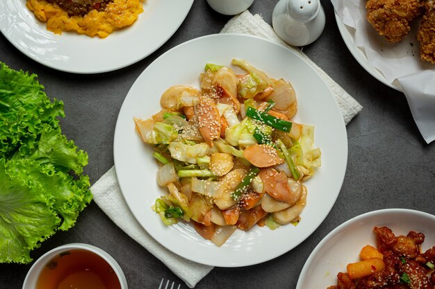 Sauté de légumes sur fond sombre