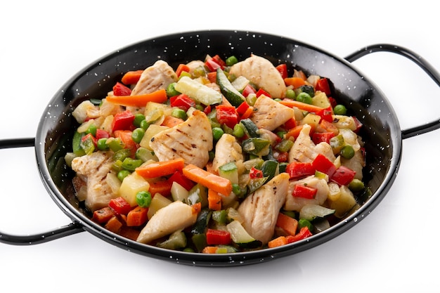 Sauté de poulet et légumes isolés sur fond blanc