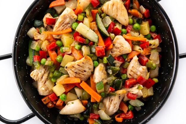 Sauté de poulet et légumes isolés sur fond blanc