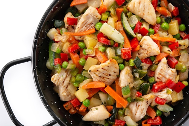 Sauté de poulet et légumes isolés sur fond blanc