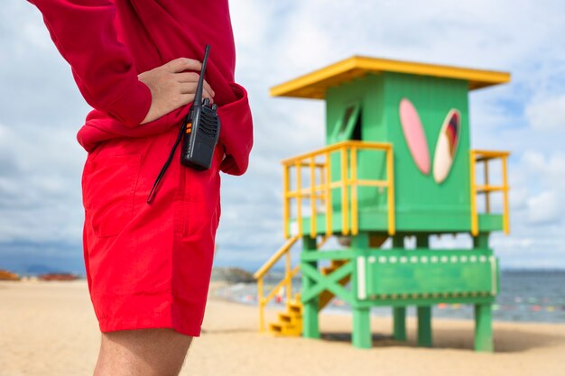 Sauveteur de vue de côté sur la plage