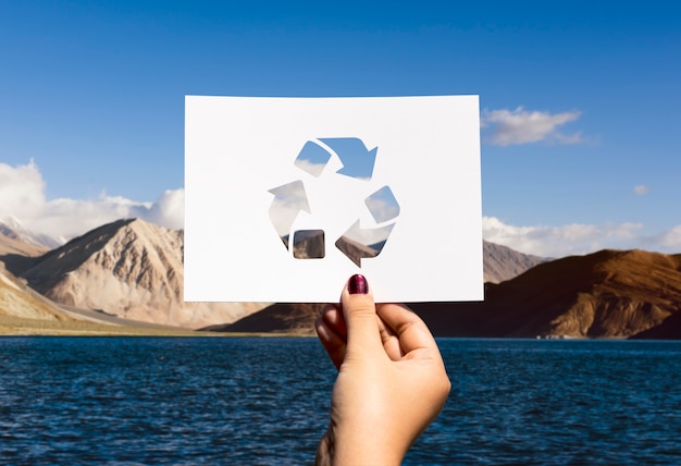 Photo gratuite save the world ecology conservation de l'environnement papier perforé recycler