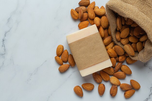 Savon artisanal aux amandes sur fond de marbre