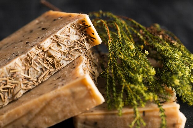 Savon au basilic et basilic sur table
