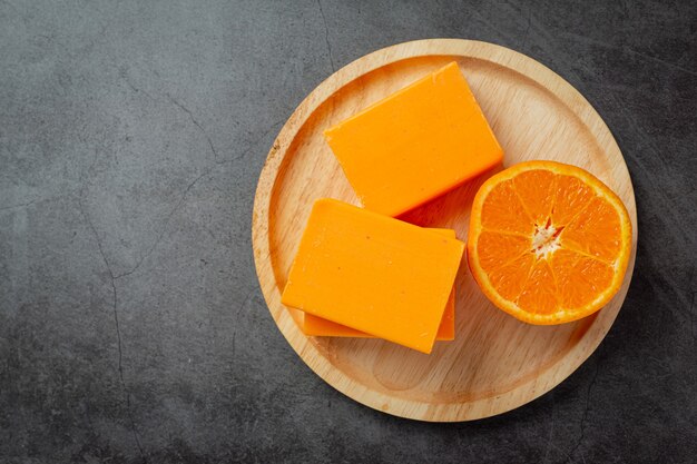 Savon orange à l'orange fraîche sur fond sombre