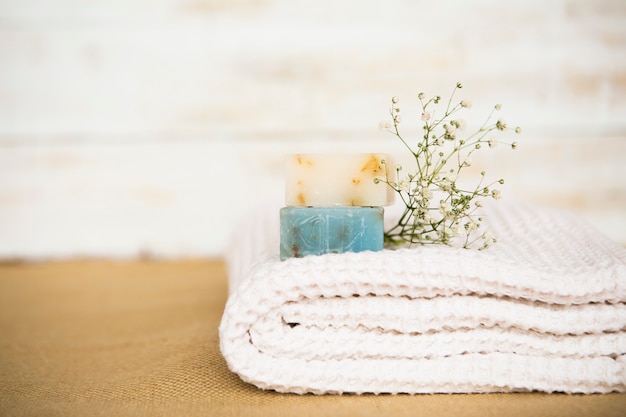 Photo gratuite savon sur une serviette