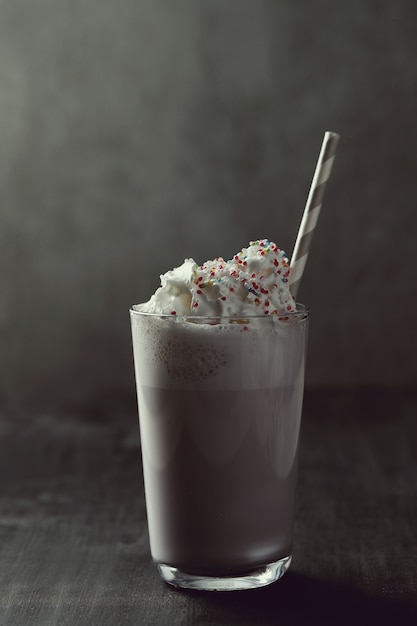 Savoureuse boisson milkshake avec de la paille