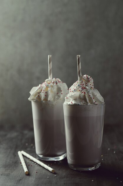 Savoureuse boisson milkshake avec de la paille