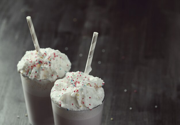 Savoureuse boisson milkshake avec de la paille