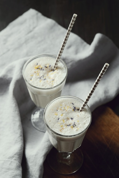 Savoureuse boisson milkshake avec de la paille