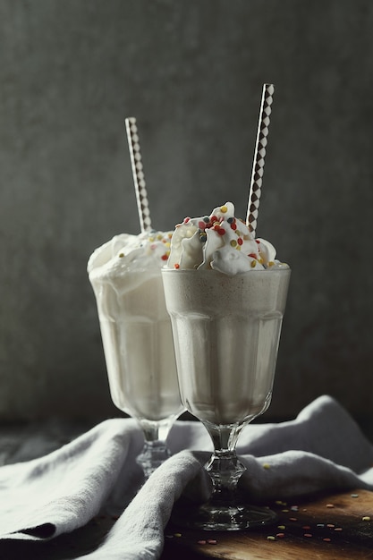 Photo gratuite savoureuse boisson milkshake avec de la paille