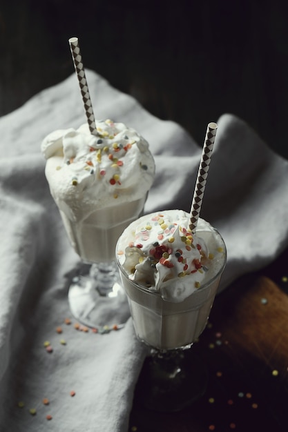 Savoureuse boisson milkshake avec de la paille