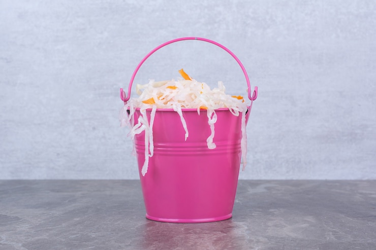 Photo gratuit savoureuse choucroute maison dans un seau rose.