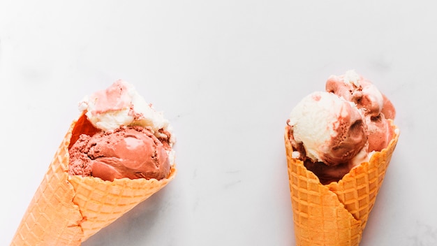 Savoureuse crème glacée au chocolat dans un cône de gaufre