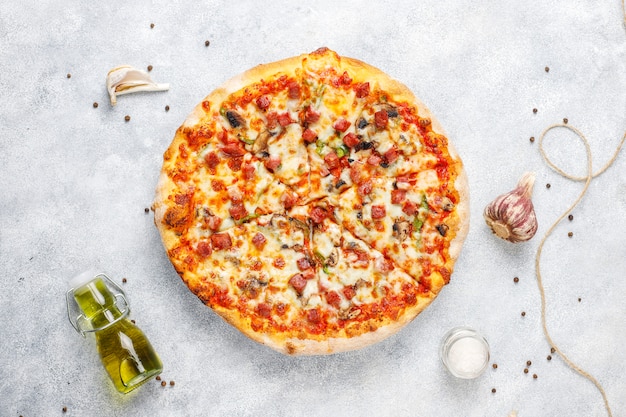 Photo gratuite savoureuse pizza au pepperoni aux champignons et aux épices.