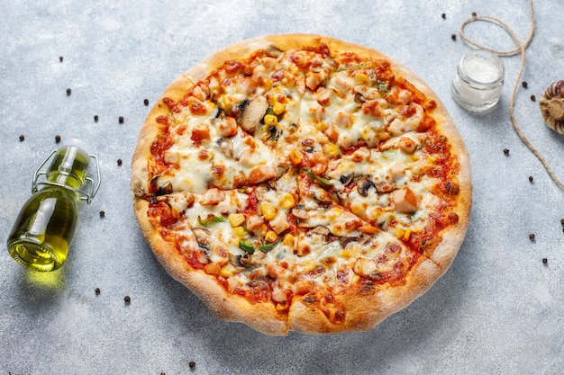Photo gratuite savoureuse pizza au poulet aux champignons et épices