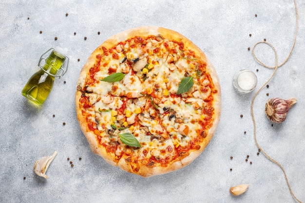 Savoureuse pizza au poulet aux champignons et épices