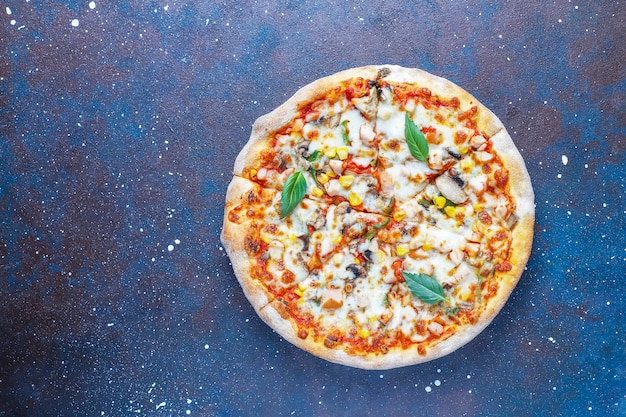 Photo gratuite savoureuse pizza au poulet aux champignons et épices