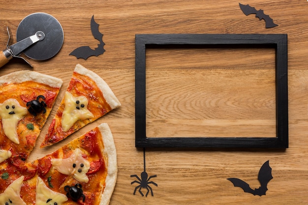 Savoureuse pizza avec cutter et cadre