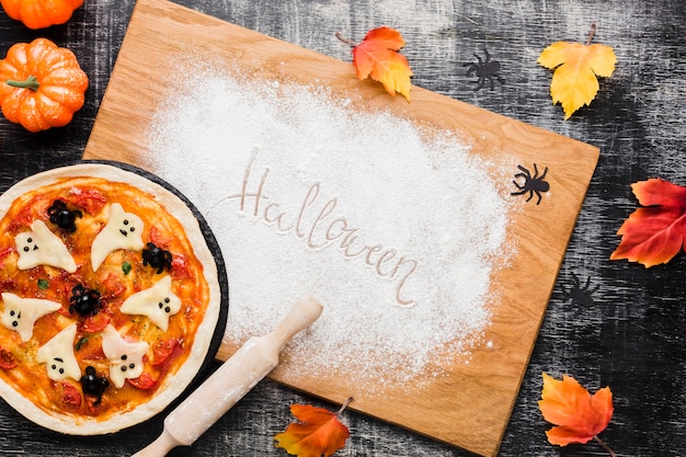 Savoureuse pizza halloween sur planche de bois