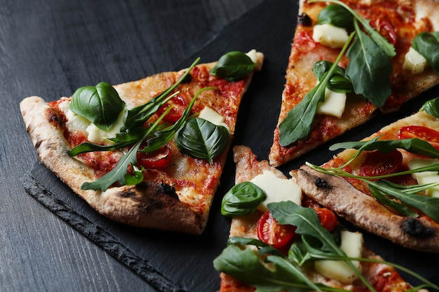 Savoureuse pizza traditionnelle maison, recette italienne