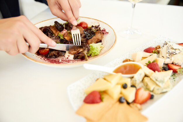 Savoureuse salade de boeuf et un ensemble de fromages