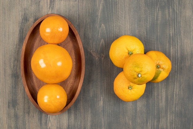 De savoureuses mandarines ou mandarines sur une planche de bois. Photo de haute qualité