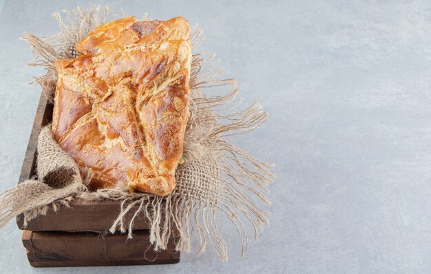 De savoureuses pâtisseries khachapuri dans une boîte en bois.