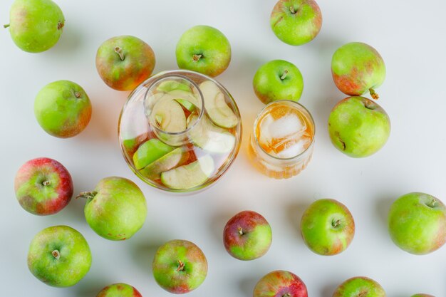 Savoureuses pommes avec du jus sur blanc.