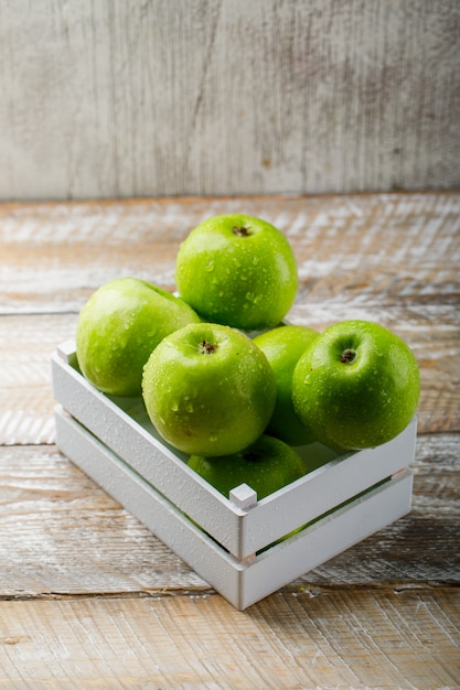 Savoureuses Pommes Vertes Dans Une Boîte En Bois Sur Fond Clair En Bois Et Grunge.