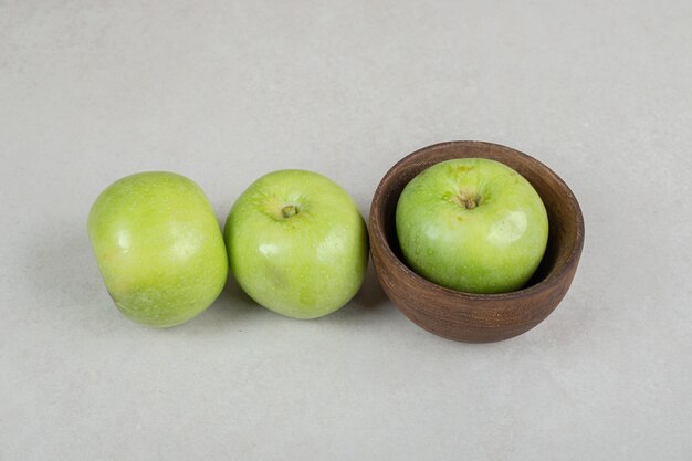 Savoureuses pommes vertes dans un bol en bois