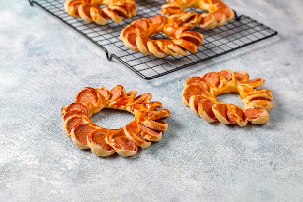 De savoureuses saucisses enveloppées de pâte feuilletée.