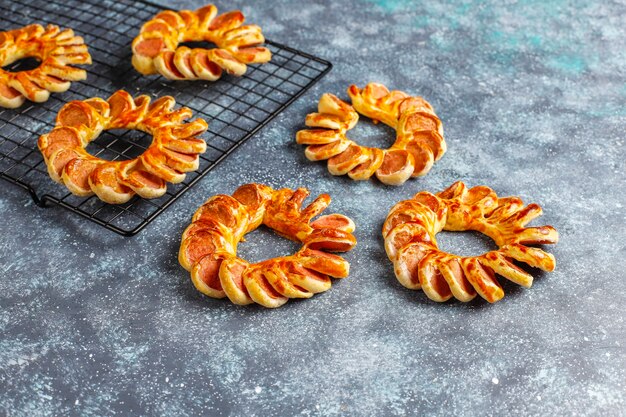 De savoureuses saucisses enveloppées de pâte feuilletée.