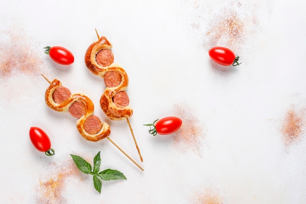 Photo gratuite de savoureuses saucisses enveloppées de pâte feuilletée.