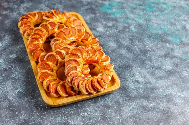 De savoureuses saucisses enveloppées de pâte feuilletée.