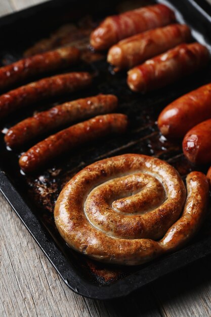 Savoureuses saucisses frites. Cuisine allemande traditionnelle