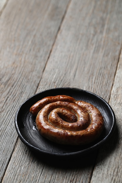 Savoureuses saucisses frites. Cuisine allemande traditionnelle