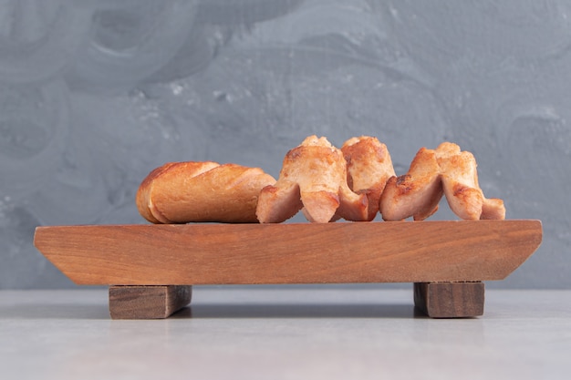 Savoureuses saucisses grillées sur planche de bois.