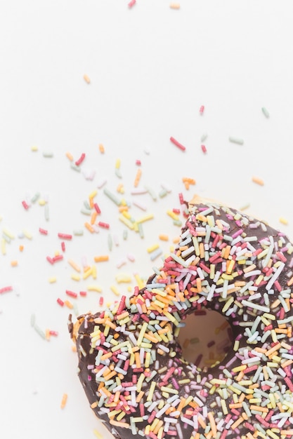 Savoureux Beignet Au Chocolat Mangé Avec Une Morsure Manquante Isolée Sur Fond Blanc