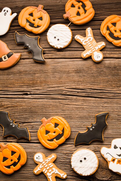 Savoureux biscuits d'halloween sur une table en bois